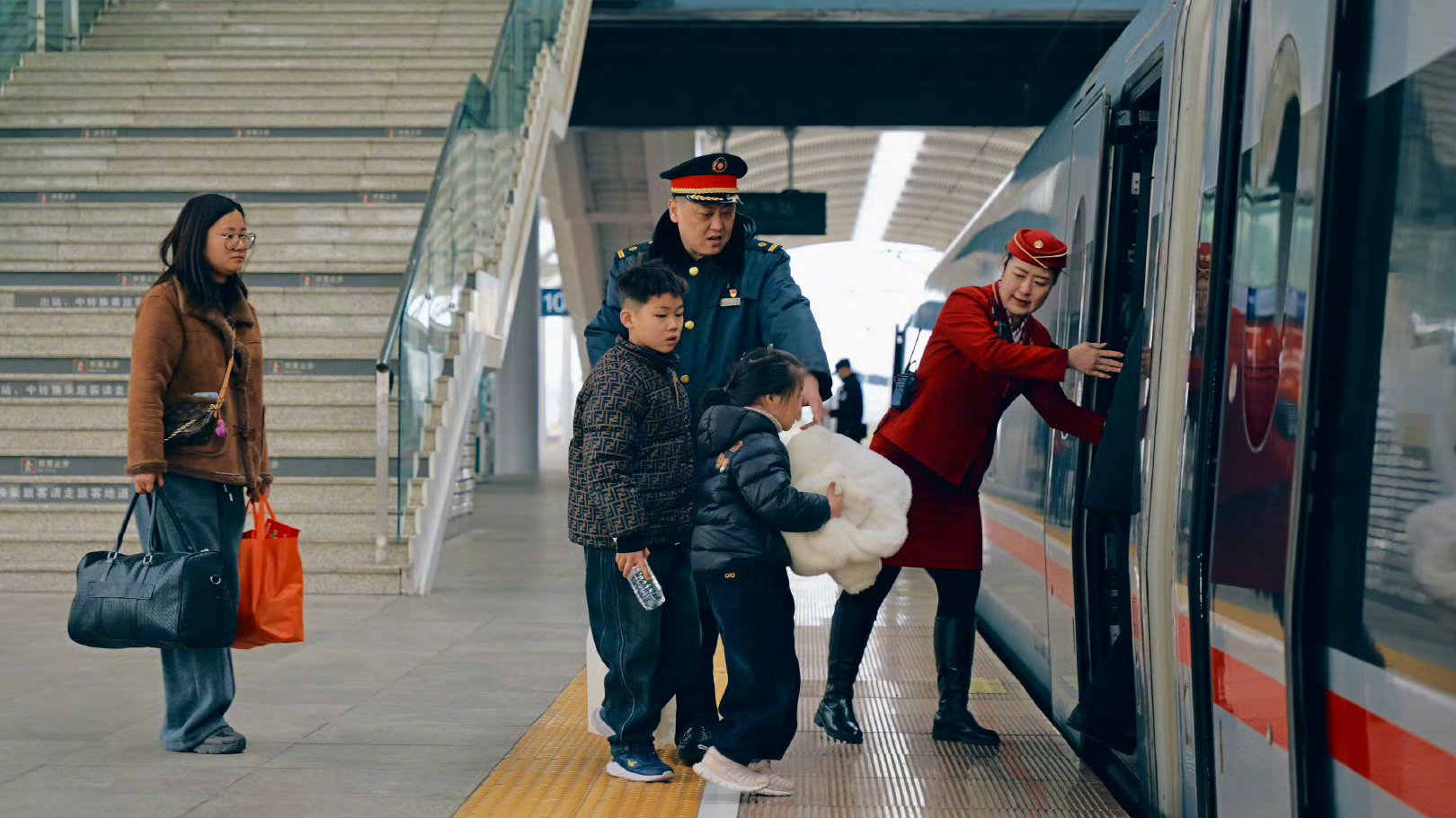 万家团圆时总有人坚守在岗位一线，向每一位默默付出的劳动者致敬！