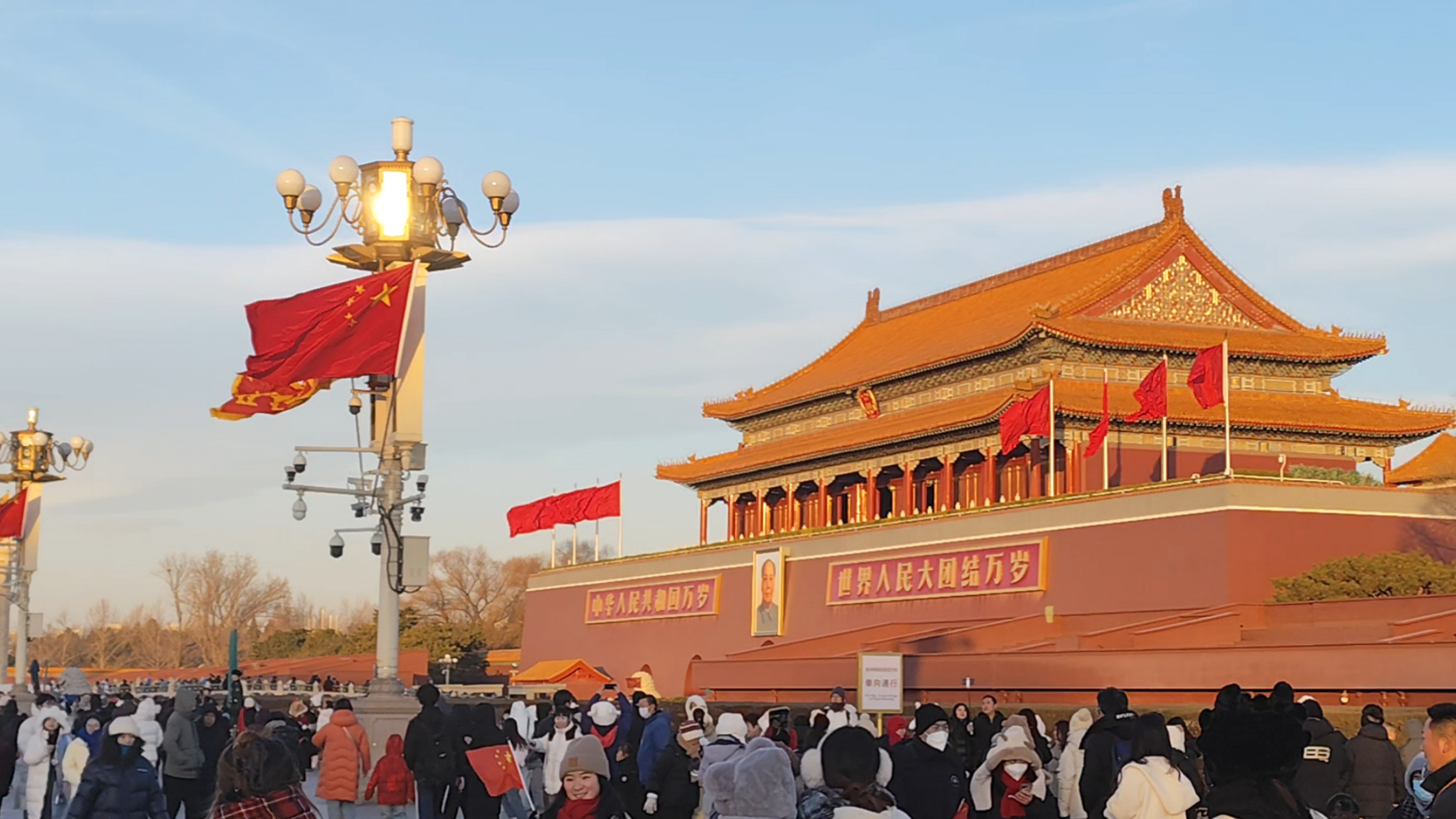 天安门广场上，五星红旗伴着斯里兰卡国旗随风飘扬