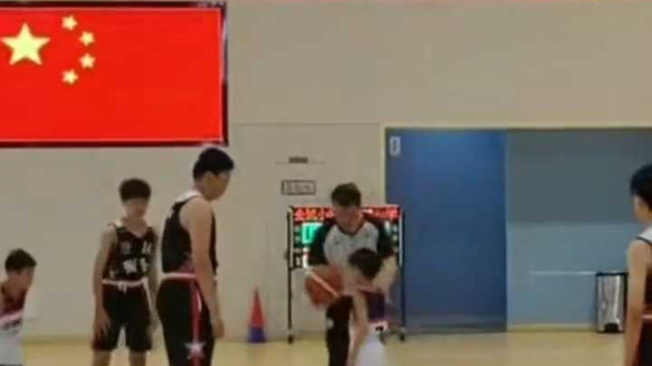 小学生篮球赛现1米88小巨人 身高差拉满 画面太好笑