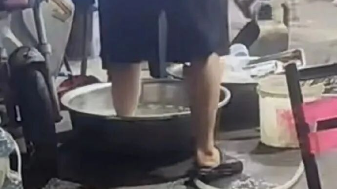 官方通报“烧烤店员用洗菜盆涮脚”：反映情况属实，已停业整顿；此前店家辩解是洗拖把的盆