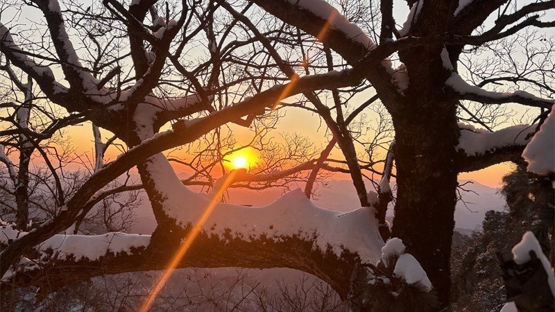 雪后初霁映丹霞 武当金顶现绝美落日奇观 雪后初霁映丹霞 武当金顶现绝美落日奇观