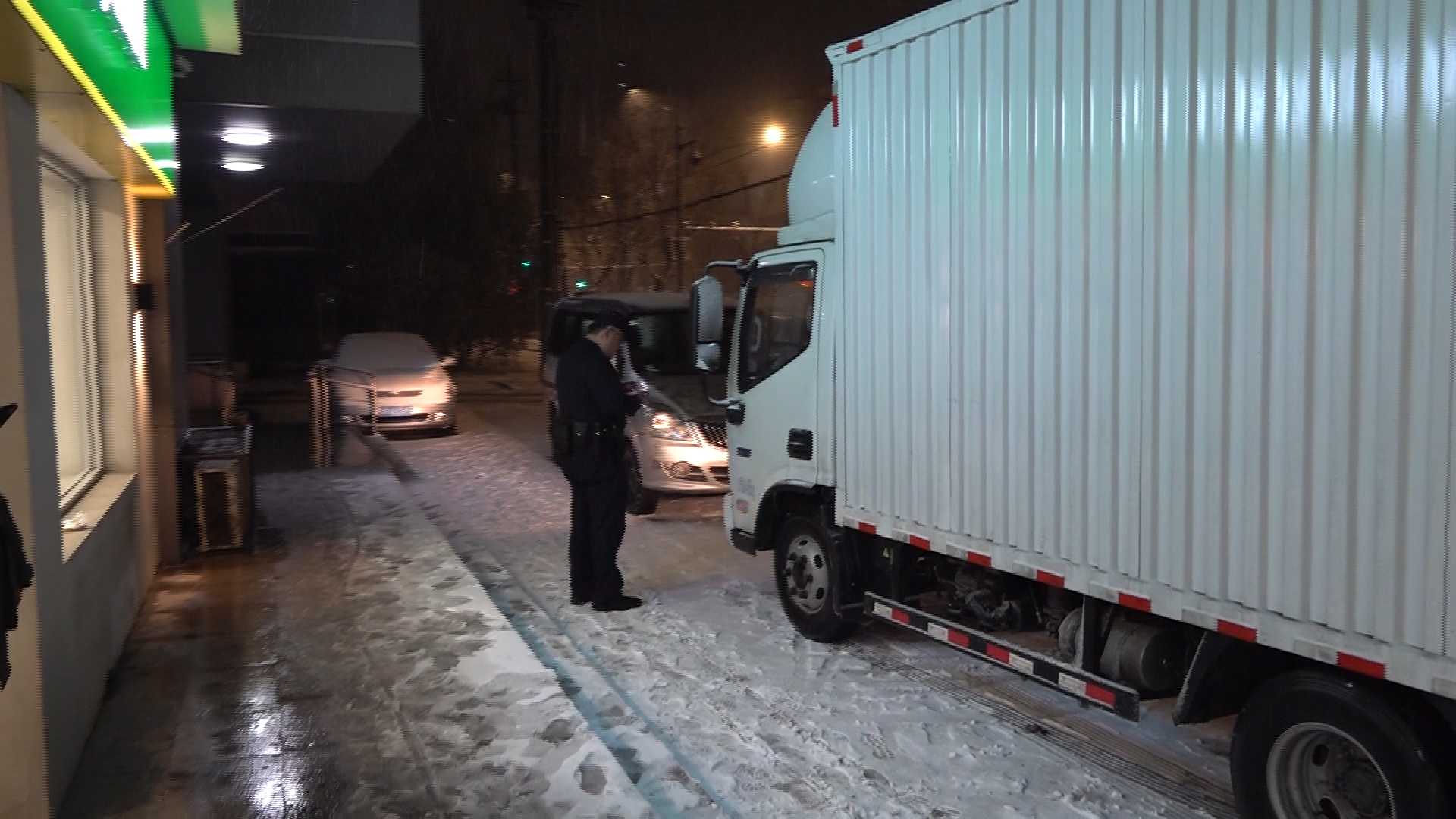 卸货占道被堵 民警快速调解 卸货占道被堵 民警快速调解