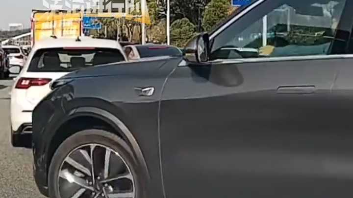 拥堵路段汽车连续变道加塞 网友：猜对了方向没猜对数量