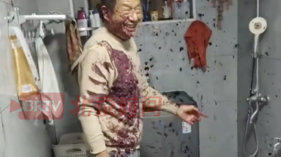 网友自酿葡萄酒放气时突然“爆炸”崩满卫生间