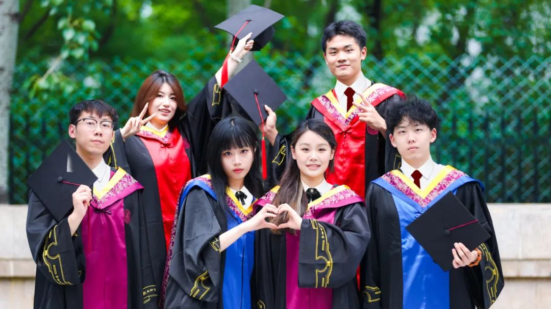 毕业穿新衣！北京这些高校上新专属学位服_北京时间