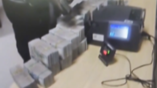 男子带大量美元进境,折合人民币超1100万元,被当场查获 男子带大量美元进境,折合人民币超1100万元,被当场查获