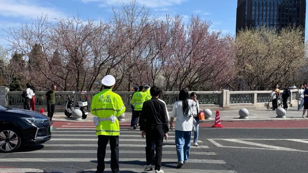 危险危险!这些人爬上北京一落差数米的护栏,只为…… 危险危险!这些人爬上北京一落差数米的护栏,只为……