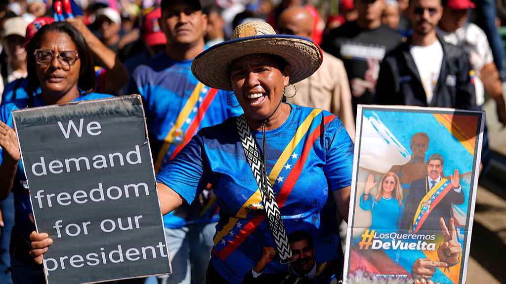 委内瑞拉多地民众举行游行集会 要求释放马杜罗夫妇 委内瑞拉多地民众举行游行集会 要求释放马杜罗夫妇