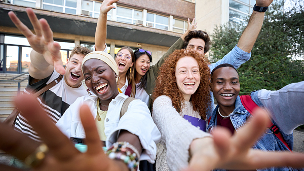 摩洛哥留学生救人后默默离开 外交部发言人点赞 摩洛哥留学生救人后默默离开 外交部发言人点赞