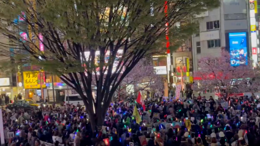 “高市道歉!”“中国对不起!” “高市道歉!”“中国对不起!”