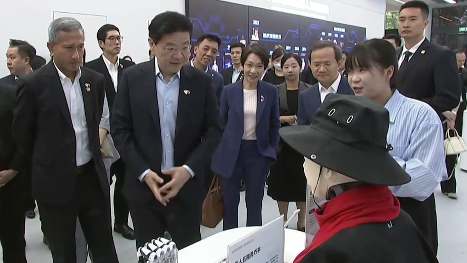 新加坡总理黄循财参访北京人形机器人创新中心 殷勇陪同