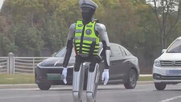 无锡街头现“机器人交警”？当地：是厂家在调试