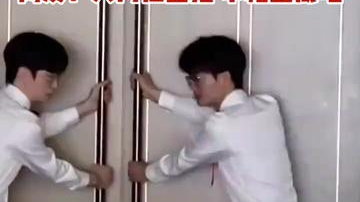 婚礼中新娘准备入场 两位伴郎双双拉错门的方向逗笑全场