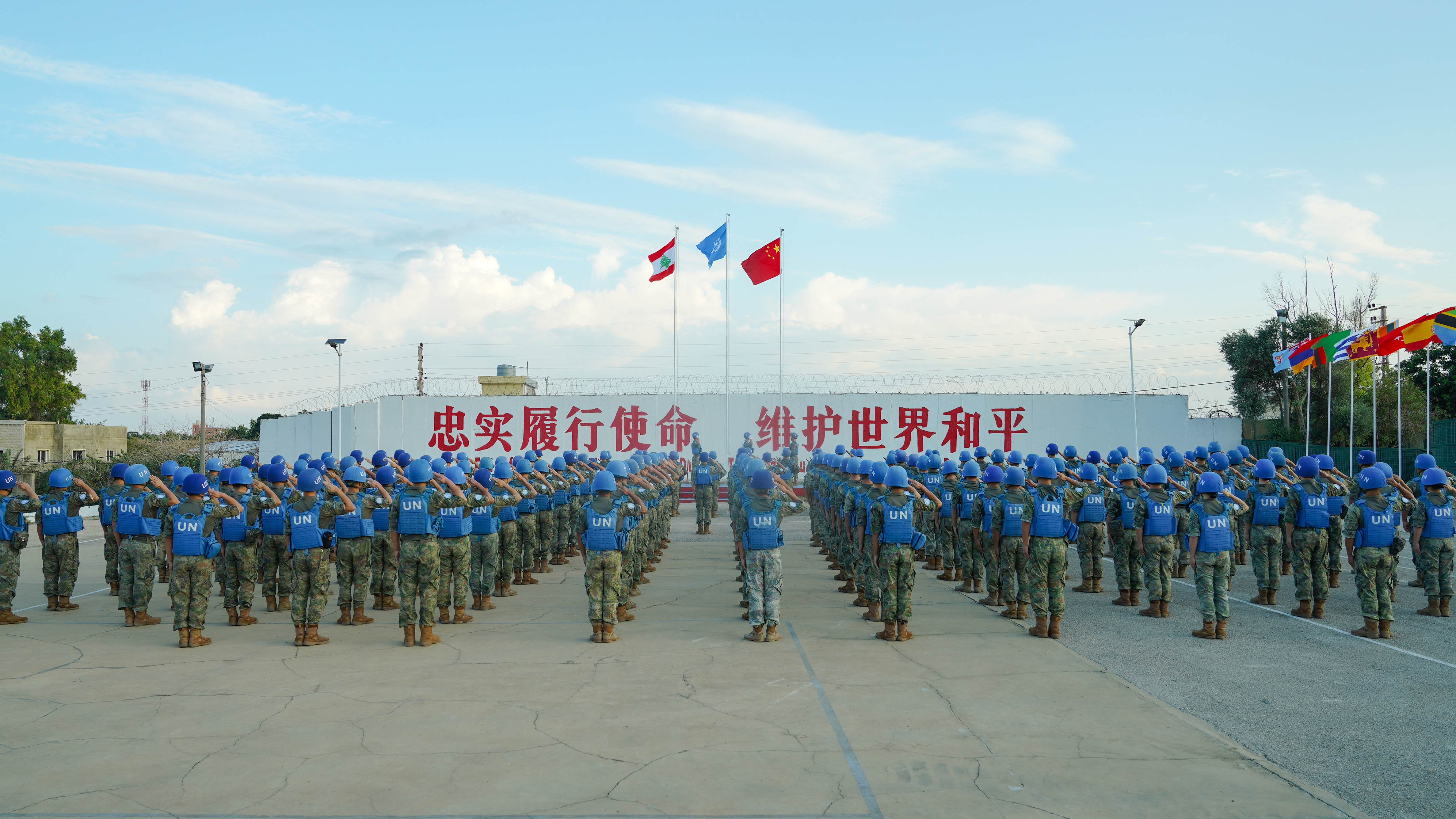 旗帜高扬凝壮志 蓝盔砺剑护和平—记中国第24批赴黎维和官兵战地升旗砺兵迎华诞 旗帜高扬凝壮志 蓝盔砺剑护和平—记中国第24批赴黎维和官兵战地升旗砺兵迎华诞