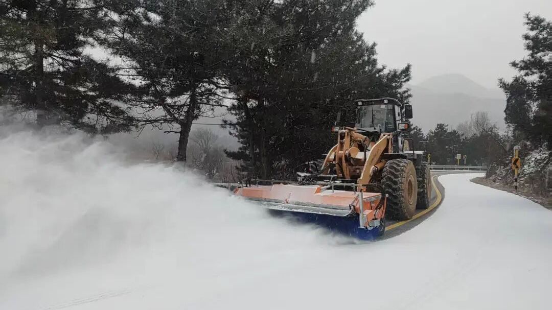 初雪如约而至，我区全力筑牢城市运行安全防线