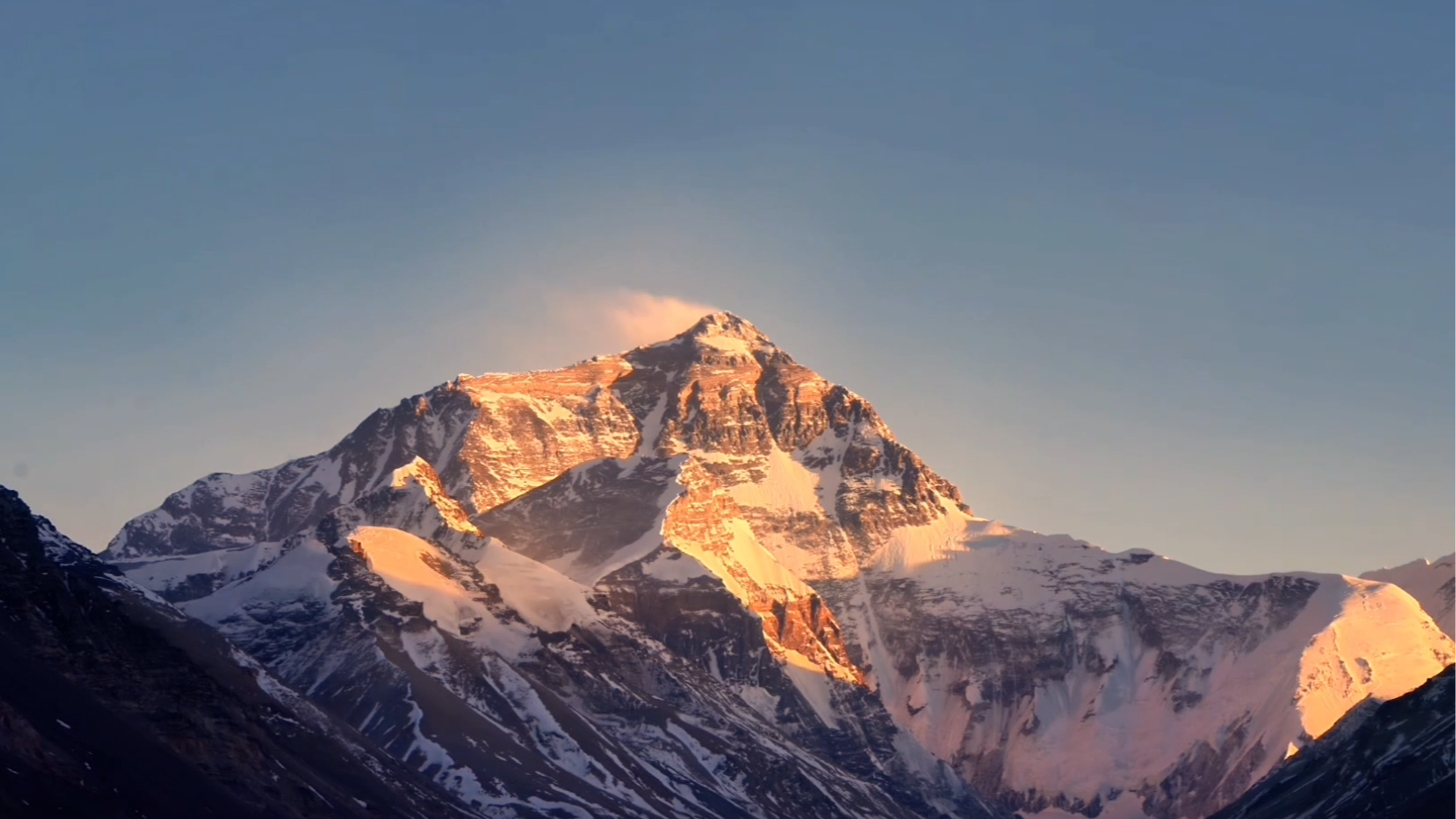 新年好运，看世界最高峰的日照金山！