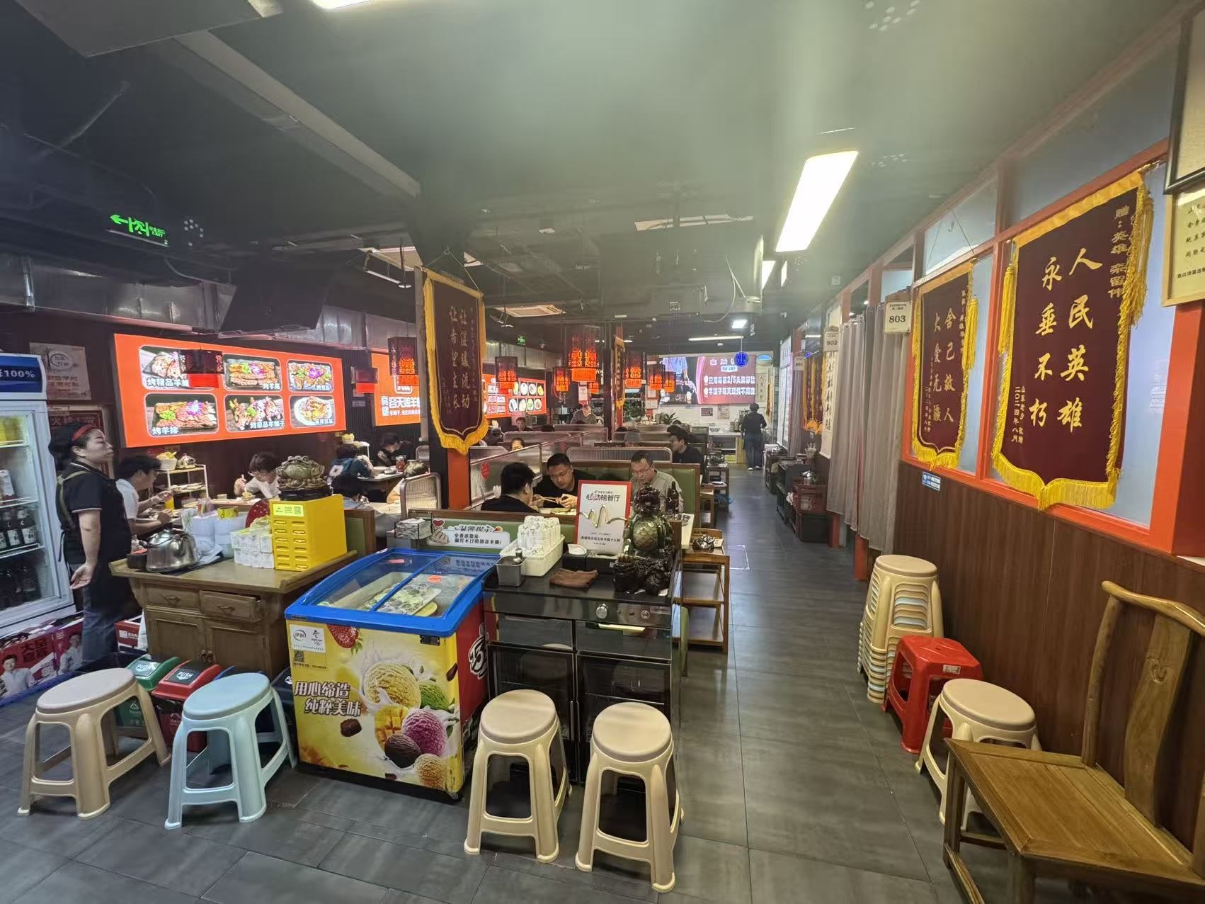 清明节有顾客餐后送上花束,栾留伟留下的店依然红火 清明节有顾客餐后送上花束,栾留伟留下的店依然红火