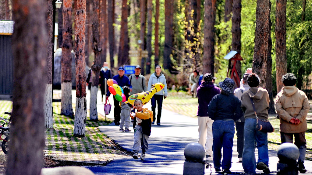 四部门：鼓励每年最多开展四次春秋游，支持发放电影券