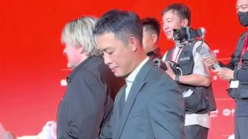 张译亮相北影节评审团见面会 细微之处见人品!太暖了! 张译亮相北影节评审团见面会 细微之处见人品!太暖了!