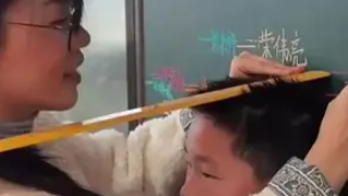 老师在黑板上记录学生寒假前身高“开学后揭晓有没有长高”