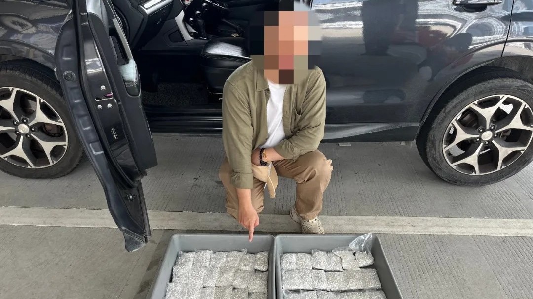 司机用客车藏匿60千克白银颗粒进境 被海关查获 司机用客车藏匿60千克白银颗粒进境 被海关查获
