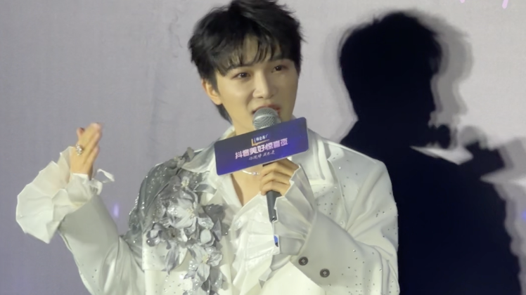 周深祝你2026年顺顺顺顺顺！“顺风又顺水，还要顺财神”