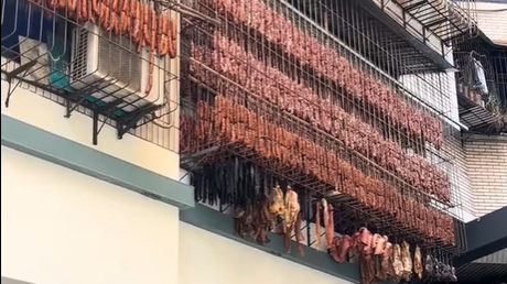 好壮观的年货准备！一户人家晾了满窗腊肉香肠。