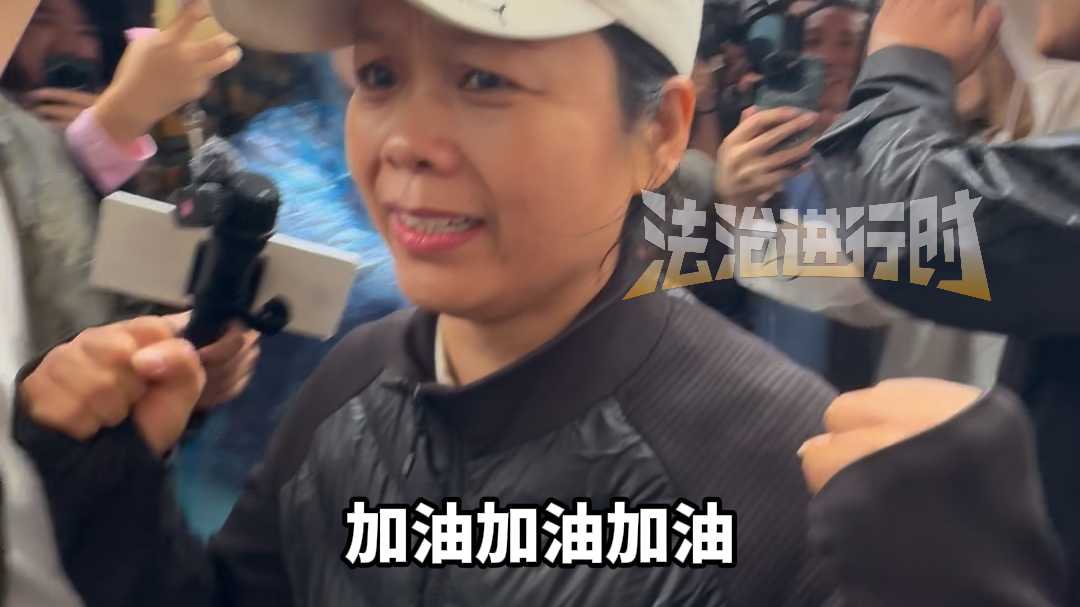 姜甲儒一家准备进入法院，现场的人高呼加油，为他们一家打气
