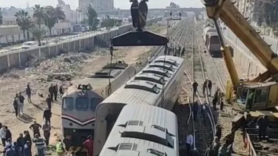 埃及一列车脱轨已致3死85伤 埃及一列车脱轨已致3死85伤