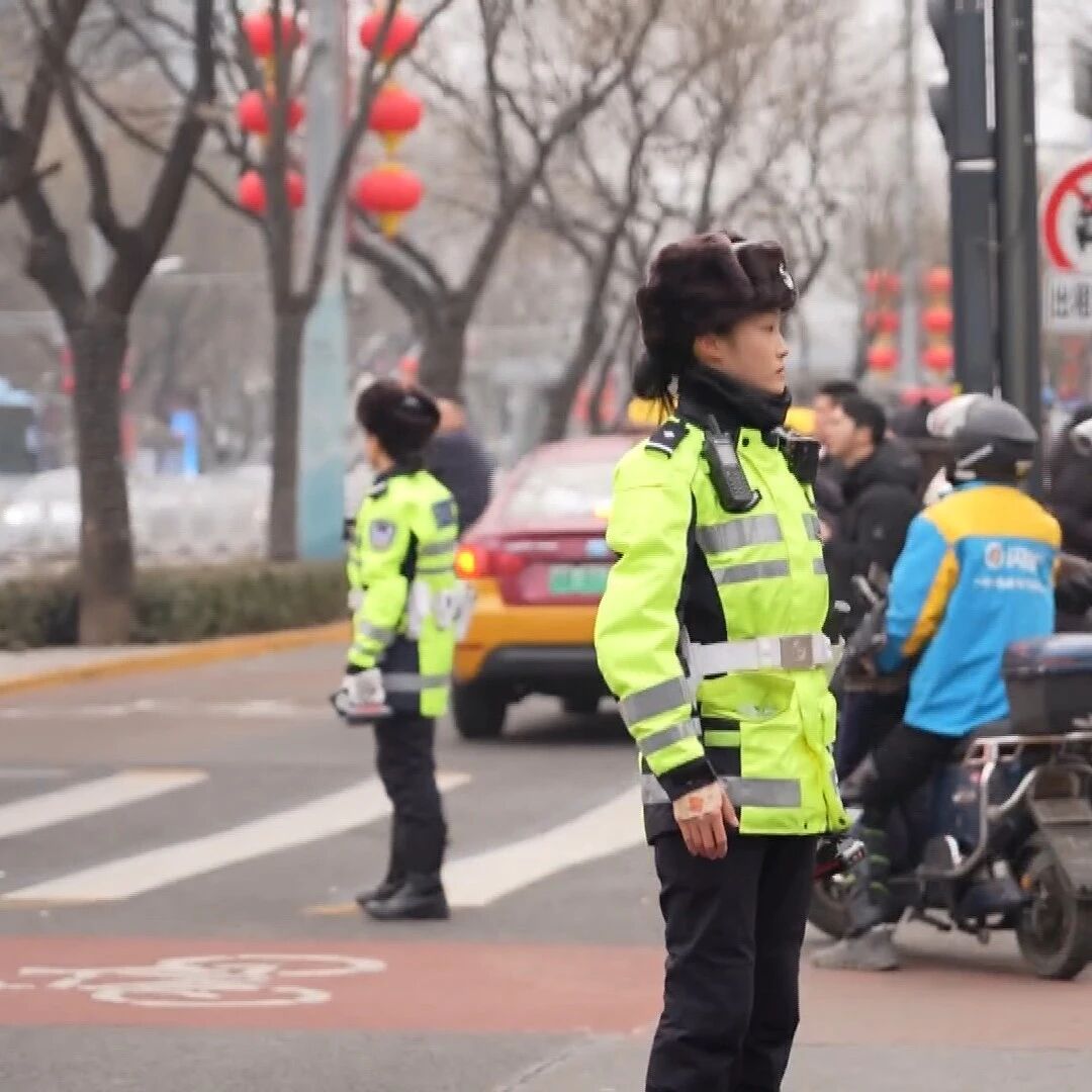 北京女铁骑晚高峰执法:刚柔并济 北京女铁骑晚高峰执法:刚柔并济