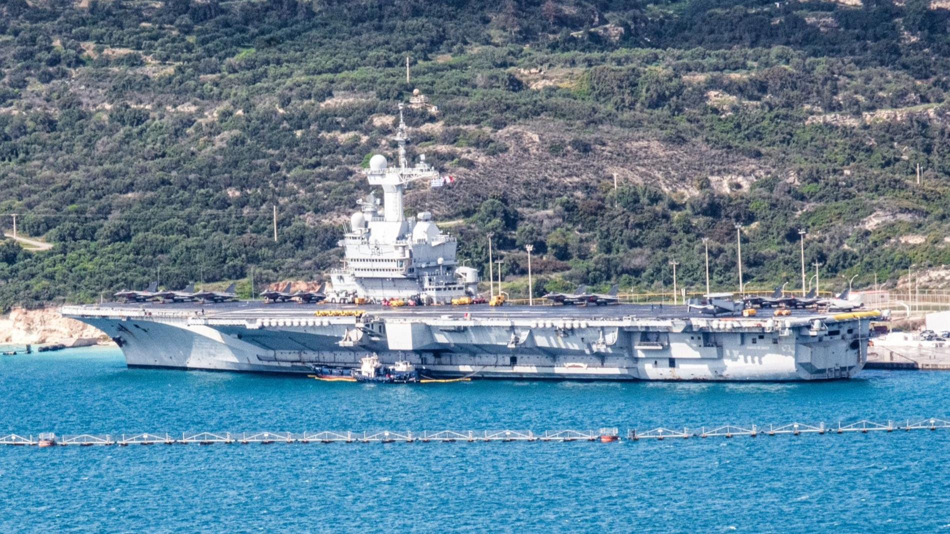 法国“戴高乐”号航母停靠希腊苏达湾海军基地 法国“戴高乐”号航母停靠希腊苏达湾海军基地