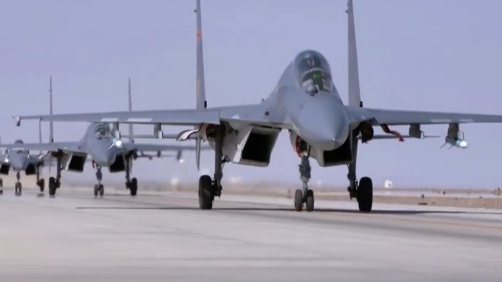 此视频值得反复观看！歼-20、歼-16、歼-10同框训练画面→