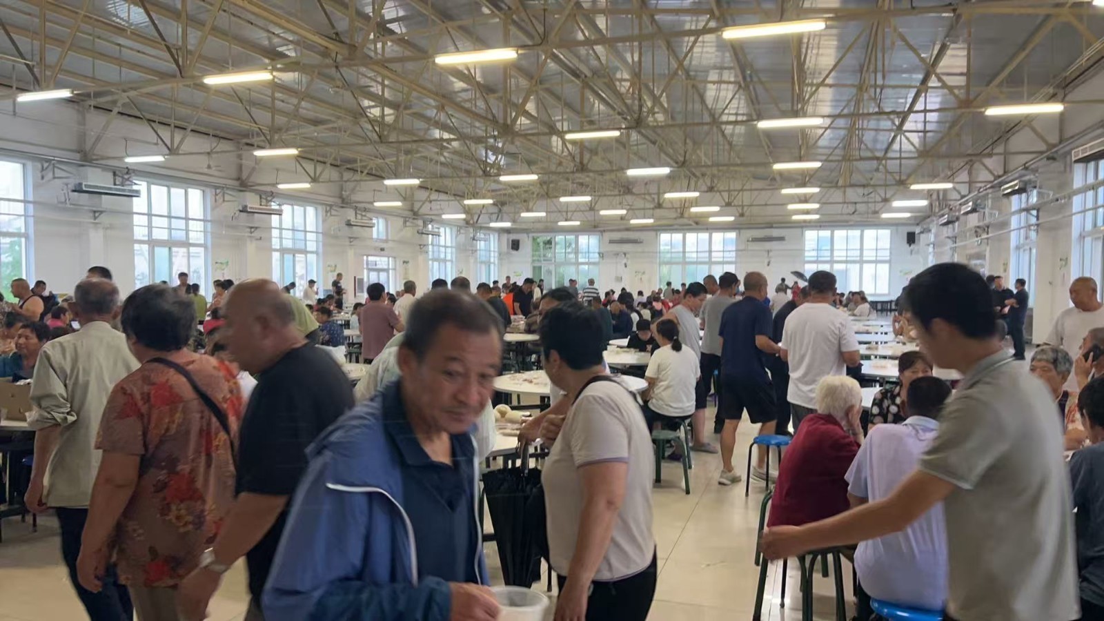 怀柔区安置点村民吃上热腾腾的早饭，群众：“缺啥都给了！”