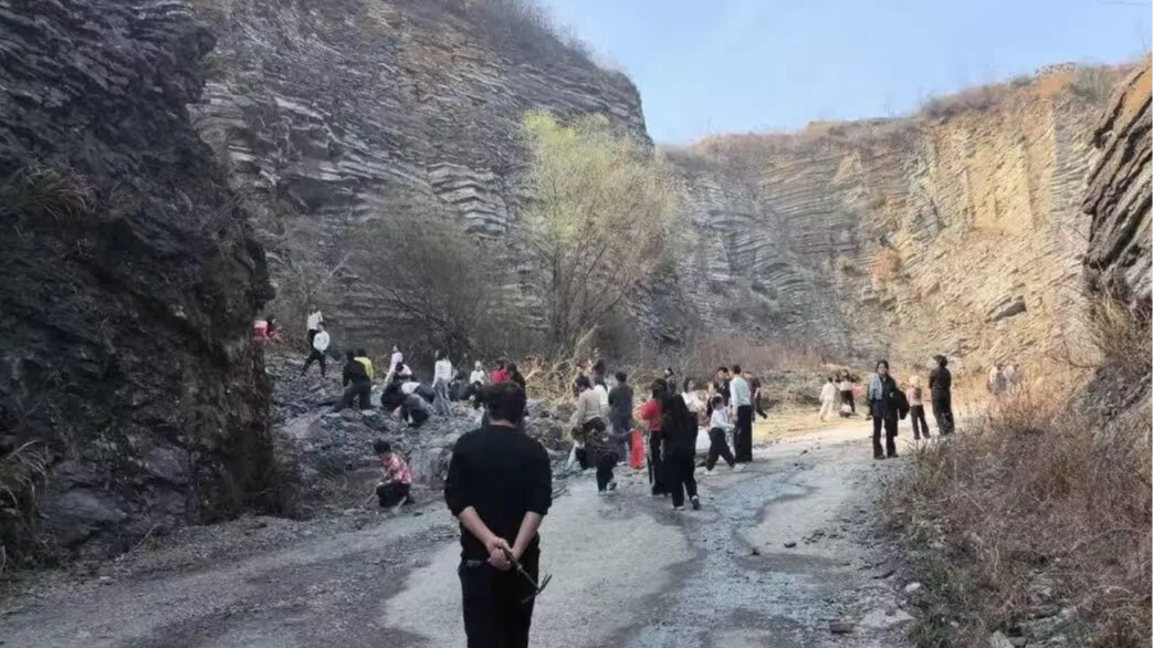 这个村因《飞驰人生3》爆火！上百人涌入“挖宝”