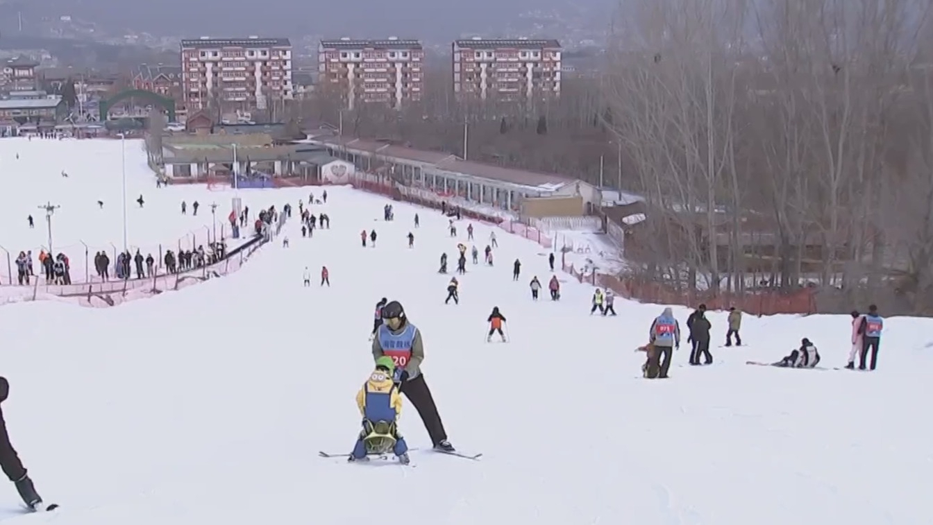 京津冀滑雪场迎来大客流 三地群众共享速度与激情 京津冀滑雪场迎来大客流 三地群众共享速度与激情