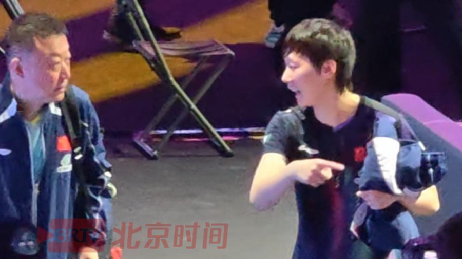 王曼昱4-2战胜申裕斌,赛后马琳帮王曼昱把毛巾扔向观众席 王曼昱4-2战胜申裕斌,赛后马琳帮王曼昱把毛巾扔向观众席