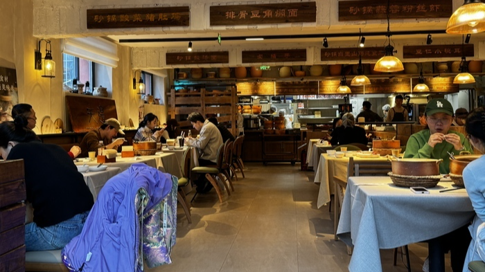 实探贾国龙新餐饮焖面店:由独立团队运营,店长称人均消费40元左右 实探贾国龙新餐饮焖面店:由独立团队运营,店长称人均消费40元左右