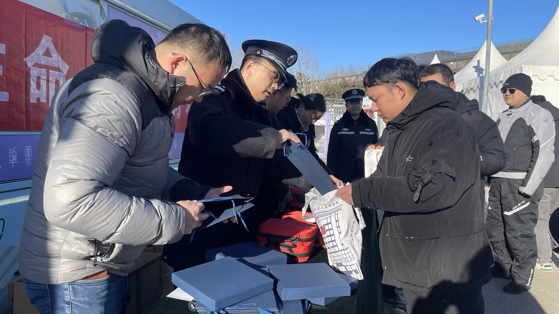 北京多部门联合开展“远离野冰”宣传 跨年夜将安排警力值守 北京多部门联合开展“远离野冰”宣传 跨年夜将安排警力值守