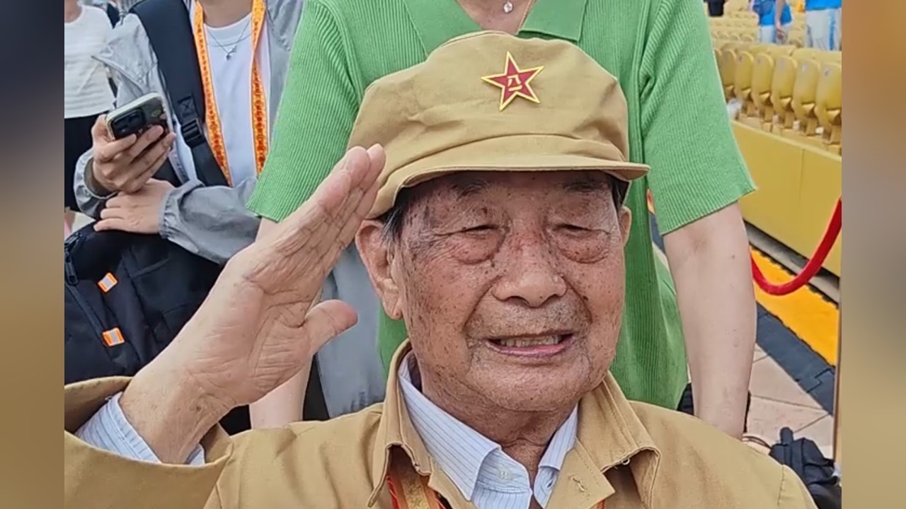 年近百岁的抗战老兵反复说着：“想我的战友，他们还活着就好了。”