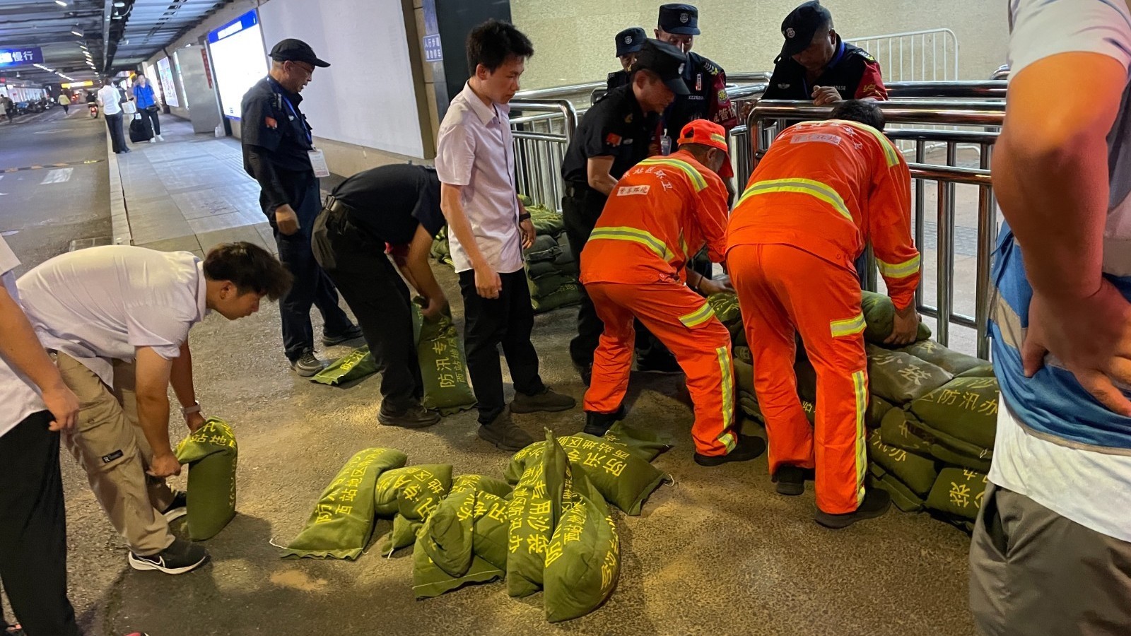 北京市重点站区备足3万件免费雨衣 2000余保障力量已就位