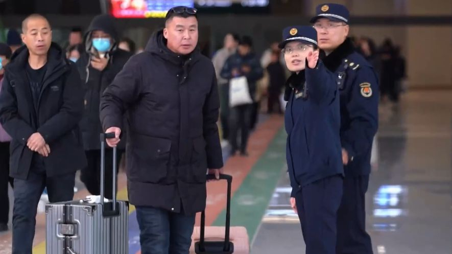 新春走基层丨“路痴”炼成“活地图” 为旅客提供暖心服务