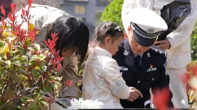 3岁孙女和“29岁”爷爷第一次相见，看哭了……