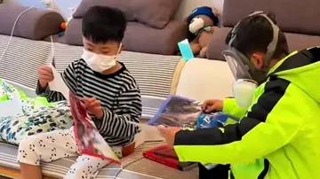 想找你又怕你！男孩全副武装探望甲流同窗