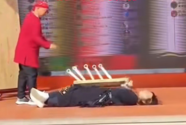 景区表演发生意外!尖刀砸中演员面部 景区表演发生意外!尖刀砸中演员面部