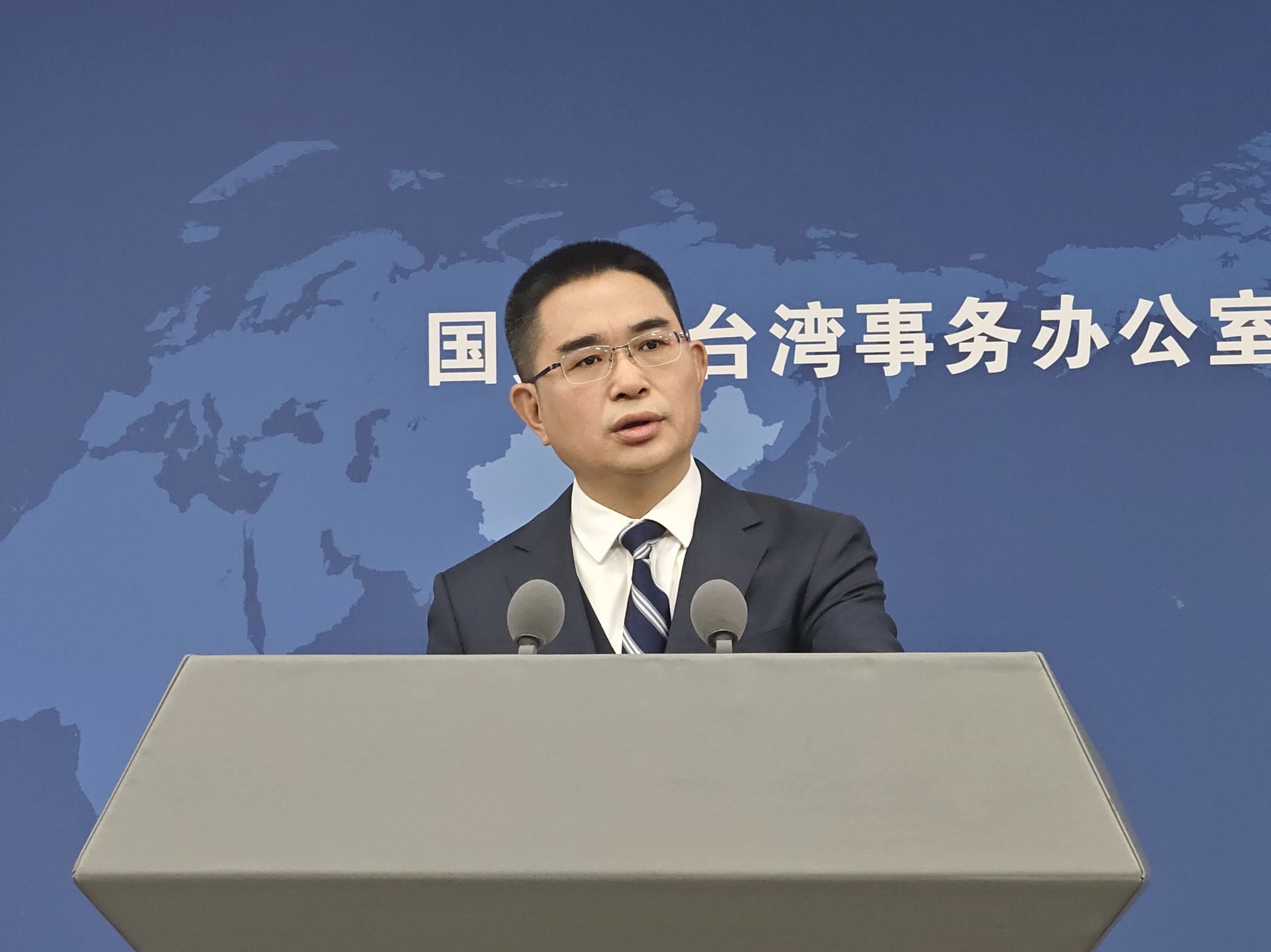 郑丽文表示“大陆是亲人”,国台办:两岸一家亲,都是中国人 郑丽文表示“大陆是亲人”,国台办:两岸一家亲,都是中国人