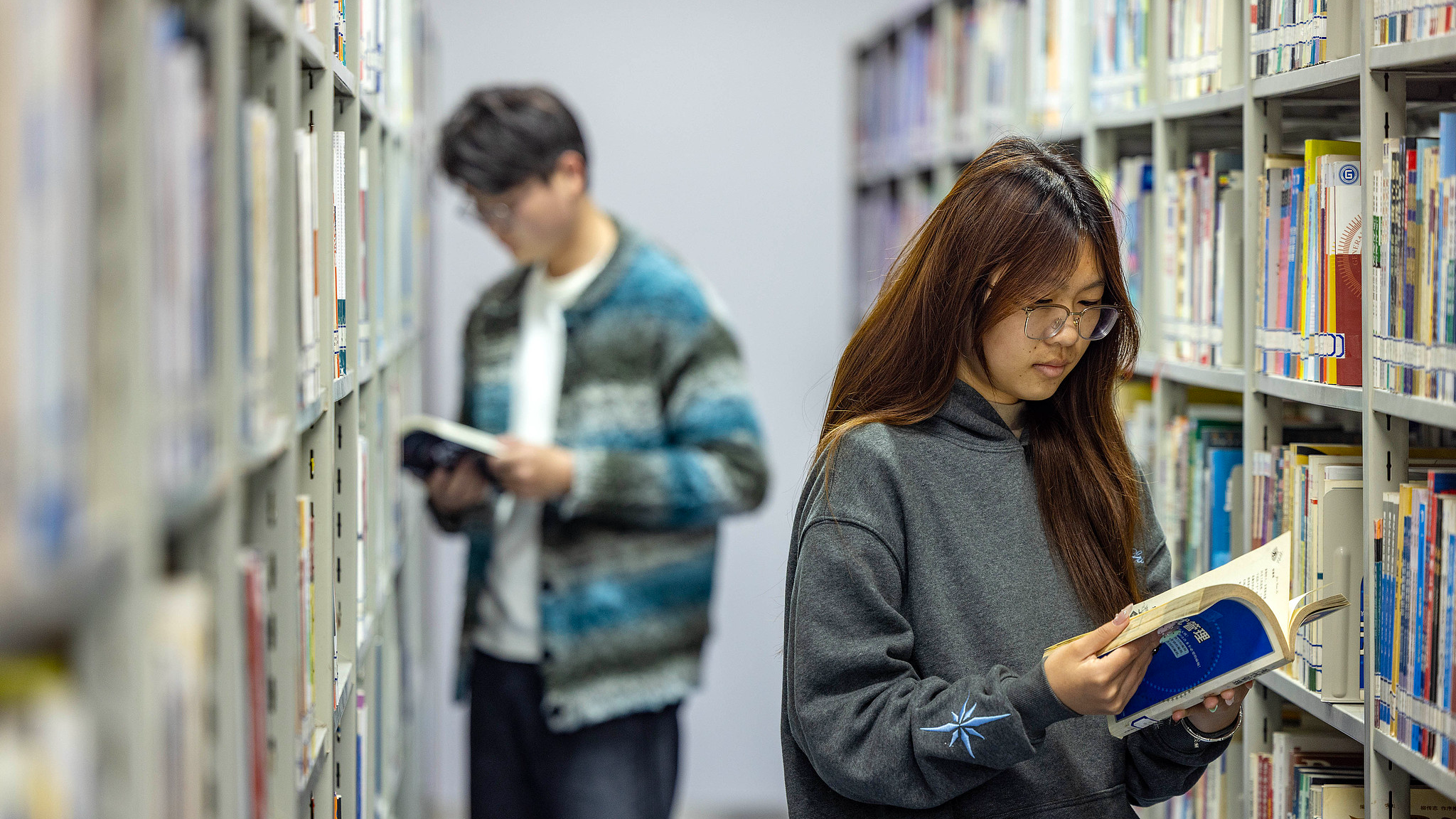 手机时代，我们为何还舍不下那本纸质书？