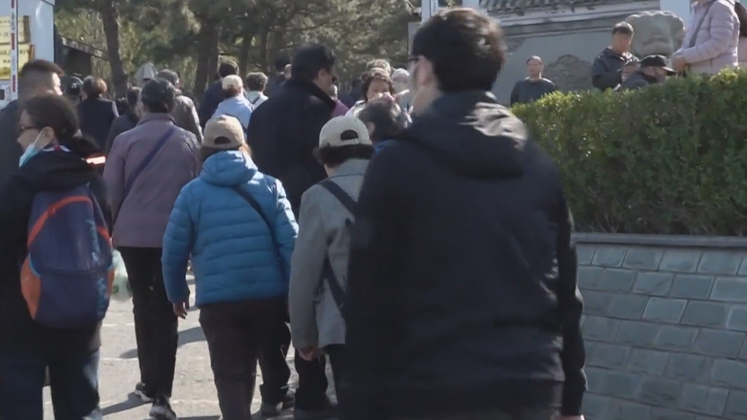 祭扫高峰日 地铁1号线八宝山站交通接驳保障升级