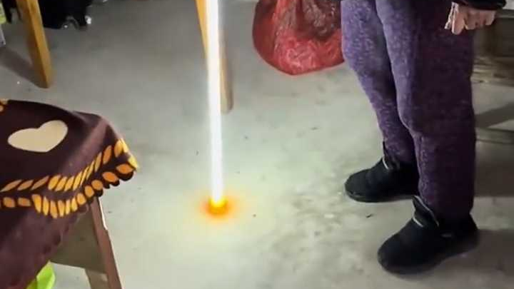 孙子给奶奶买拐杖还带照明功能 网友:全村最“亮”的奶奶。 孙子给奶奶买拐杖还带照明功能 网友:全村最“亮”的奶奶。