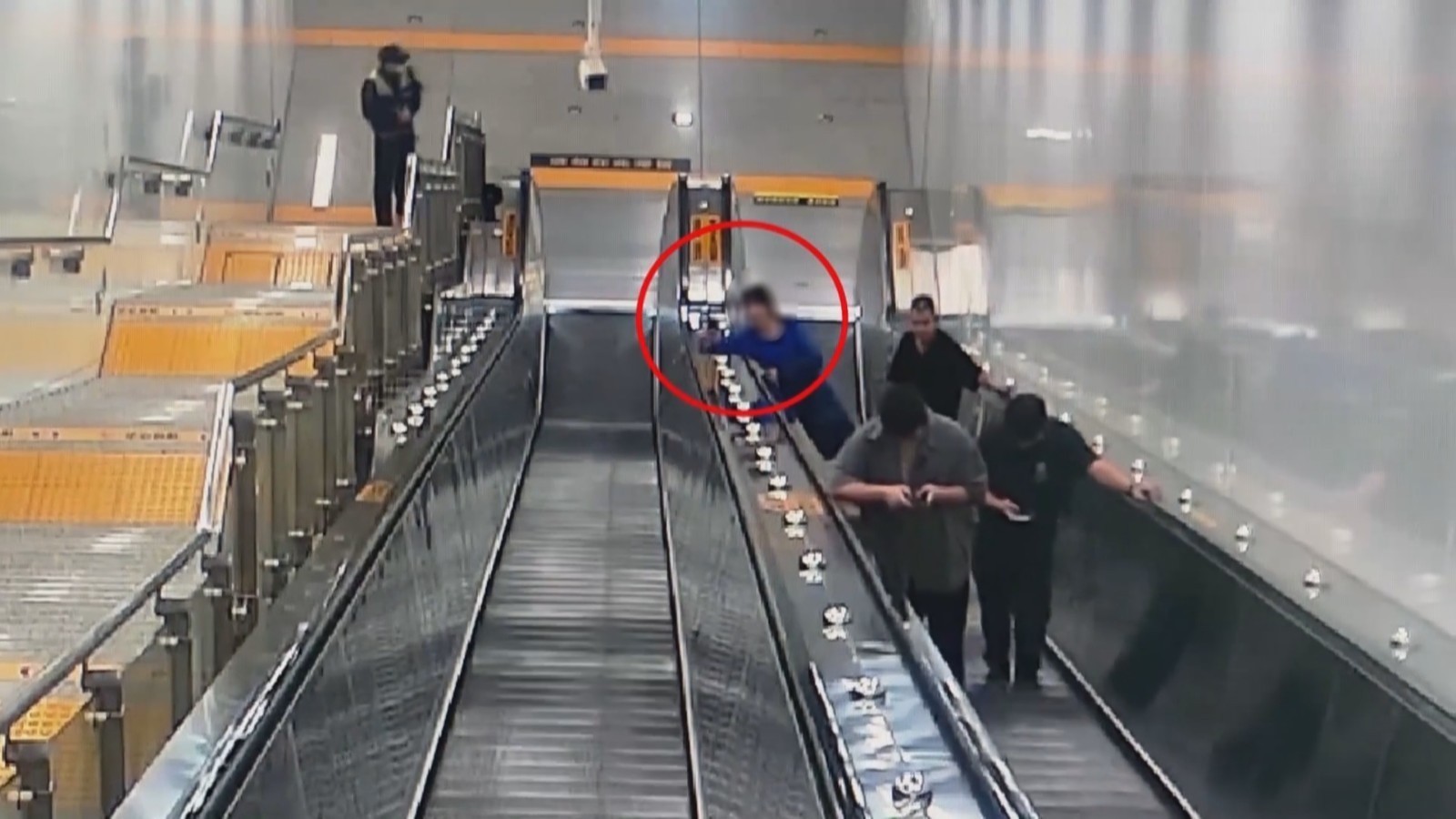 地铁扶梯上打卡拍照 乘客不慎摔倒受伤 地铁扶梯上打卡拍照 乘客不慎摔倒受伤