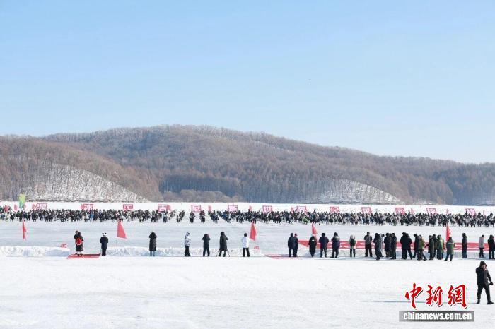 黑龙江伊春刷新“最多人同时溜冰车”吉尼斯世界纪录
